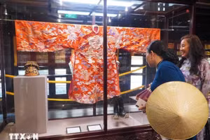顺化向公众展出珍贵宫廷文物。（图片来源：越通社）