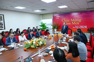 国会主席陈青敏在会上发表讲话。