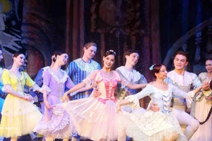 来自俄罗斯久负盛名的俄罗斯国家芭蕾舞团（Russian State Ballet）携手河内交响乐团联合演出经典芭蕾舞剧《胡桃夹子》。