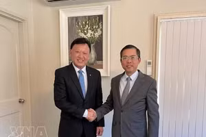 AABF主席兼组委会主任Francis Wong与越南驻澳大利亚大使范雄心。（图片来源：越通社）