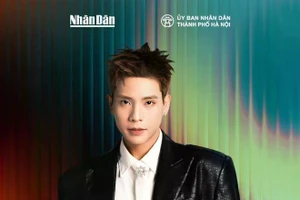 参加晚会的一名歌手。