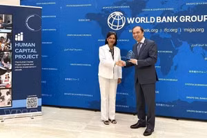 越南驻美国大使阮国勇代表越南接受了在同等收入水平国家组中人力资本扩展指数表现最佳国家的称号。（图片来源：越通社）