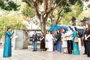 导游向游客们介绍北宁省都庙的历史。