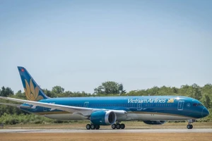 越南航空维持运营12条越南直飞欧洲航线。（图片来源：民族与信息报）