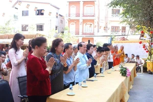 2026丙午年爱心春节慰问品赠送活动在万象佛迹寺举行。（图片来源：越通社）