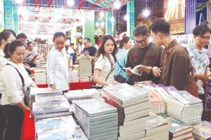 胡志明市2026年丙午年春节书街节吸引众多年轻人参加。