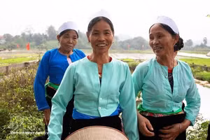 富寿省身着传统服饰的芒族妇女。（图片来源：越通社）