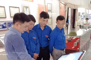 只需一步“触碰”操作，有关同禄三岔口遗迹区的所有信息便会呈现在屏幕上。（图片来源：越通社）