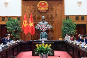 越南政府总理范明正主持召开政府常务会议。（图片来源：政府门户网）