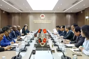 双方座谈会场面。
