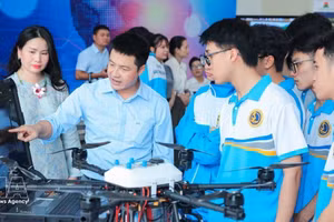 大学生参观2025年9月世界知识产权组织（WIPO）总干事与越南青年对话活动上开设的科技产品展区。（图片来源：越通社）