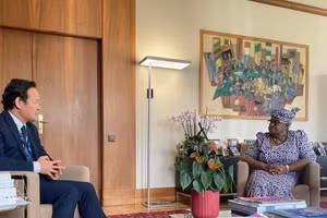 越南常驻世界贸易组织代表团团长梅潘勇大使会见世界贸易组织总干事恩戈齐·奥孔乔-伊维拉。（图片来源：越通社）