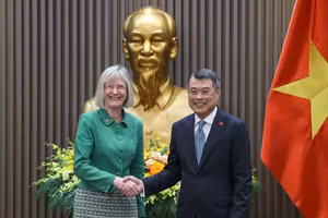 越南政府总理黎明兴与澳大利亚驻越南大使吉莉安·伯德。