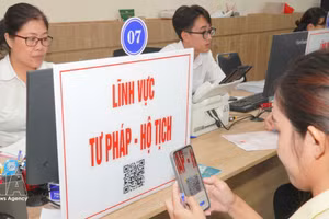 民众扫描二维码以查询司法领域的办事程序及档案流程。（图片来源：越通社）