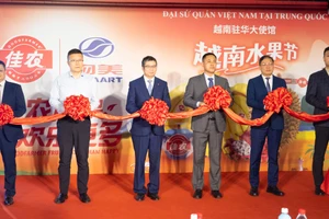 范清平大使出席越南商品中国日暨越南水果节剪裁仪式。