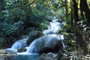 晴空万里之日，层层瀑布宛如一幅幅生动的山水秀丽画卷。（图片来源：越通社）