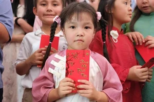 在南非越南儿童在活动上收受压岁钱。