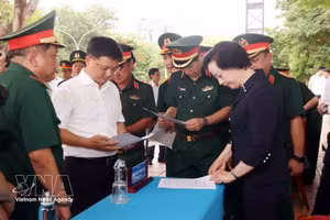 政府副总理范氏清茶检查烈士遗骸搜寻归葬行动启动仪式准备工作。（图片来源：越通社）