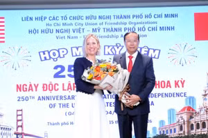 胡志明市越美友好协会主席阮文寿向美国驻胡志明市总领事梅丽莎·布朗赠送鲜花。（图片来源：越通社）