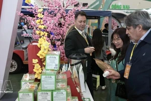 国际游客参观春季博览会。