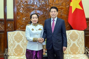 国家主席梁强与柬埔寨驻越南大使。