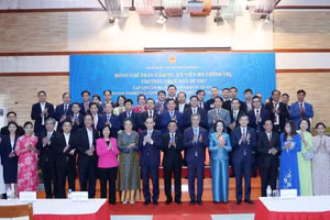 越共中央书记处常务书记陈锦秀会见旅柬越南人社群。