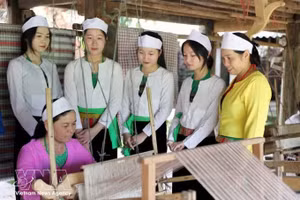 富寿省新山艺人们正向年轻一代传递热情，共同保护和弘扬芒族的传统土锦纺织技艺。