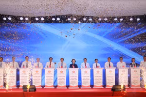 越南政府副总理范氏清茶出席南坛一号高中学校建设项目动工仪式。（图片来源：越通社）