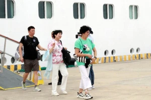 中国游客抵达越南广宁省下龙国际客运港，准备探索下龙湾的自然美景。（图片来源：越通社）