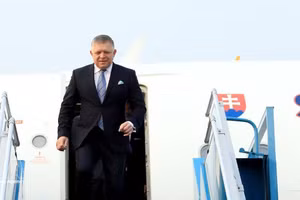 斯洛伐克共和国总理罗伯特·菲佐抵达河内，开始对越南进行正式访问。（图片来源：越通社）