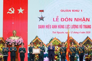 越共中央总书记、国家主席、中央军委书记苏林代表党、国家和中央军委向第一军区授予"人民武装力量英雄”称号。（图片来源：越通社）