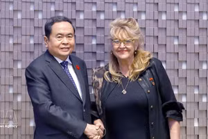 越南国会主席陈青敏和越南驻意大利都灵名誉领事桑德拉·斯卡利奥蒂。（图片来源：越通社）