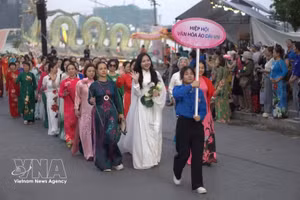 2026年河内莲花节游行活动。