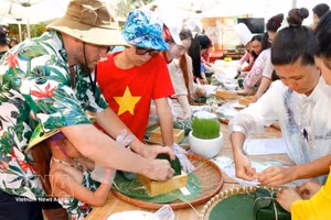 国际游客体验包越南粽子。（图片来源：越通社）
