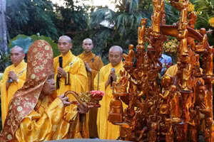 富春坊东巴河畔的妙谛国寺正殿前礼台上举行庄严的浴佛（沐浴）仪式。该仪式寓意洗涤身心、导人向善。