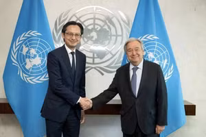 越南常驻联合国代表团团长杜雄越大使在联合国总部会见联合国秘书长安东尼奥·古特雷斯。越南常驻联合国代表团供图。