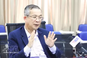 柬埔寨金边皇家大学国际与公共政策研究所所长尼克·昌达利斯接受越通社驻东南亚记者的采访。（图片来源：越通社）