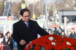范明正总理在俄罗斯莫斯科向胡志明主席纪念碑敬献花圈。（图片来源：越通社）