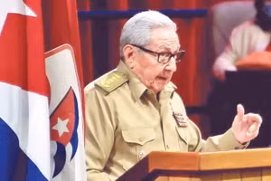 劳尔·卡斯特罗同志。