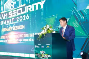 越南国防部网络空间作战司令部副司令阮松兴少将在会议上发表讲话。（图片来源：越通社）