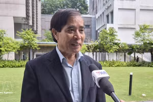新加坡国立大学李光耀公共政策学院教授武明姜接受越通社驻新加坡记者的采访。（图片来源：越通社）