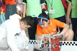 在FPT Schools岘港机器人公开赛上，学生们体验机器人操控。