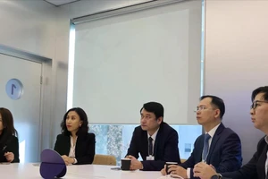 越南外交部副部长黎英俊（中）和越南代表团出席世界经济论坛2026年年会。（图片来源：越通社）