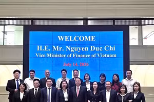 双方代表合影。（图片来源：越南财政部和国家证券委员会）