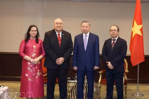 越共中央总书记、国家主席苏林会见世界卫生组织（WHO）西太平洋区域主任赛亚·皮乌卡拉。