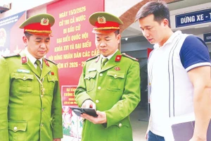 河内市公安机关全面核查并及时更新选民信息，同步VNeID系统数据，准确掌握辖区实际居住人口情况，为选民证发放工作提供服务。（本报记者进阮）