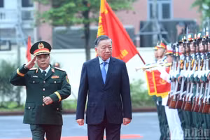 越共中央总书记、国家主席苏林出席炮兵-导弹部队传统日80周年纪念典礼。