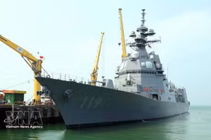 日本护卫舰停靠仙沙港，开始对岘港市进行访问。（图片来源：越通社）