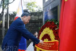 越共中央总书记、国家主席苏林在菲律宾向胡志明主席雕像敬献花圈。