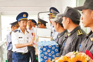 海警第三区代表动员各力量提前投票并执行海上任务。